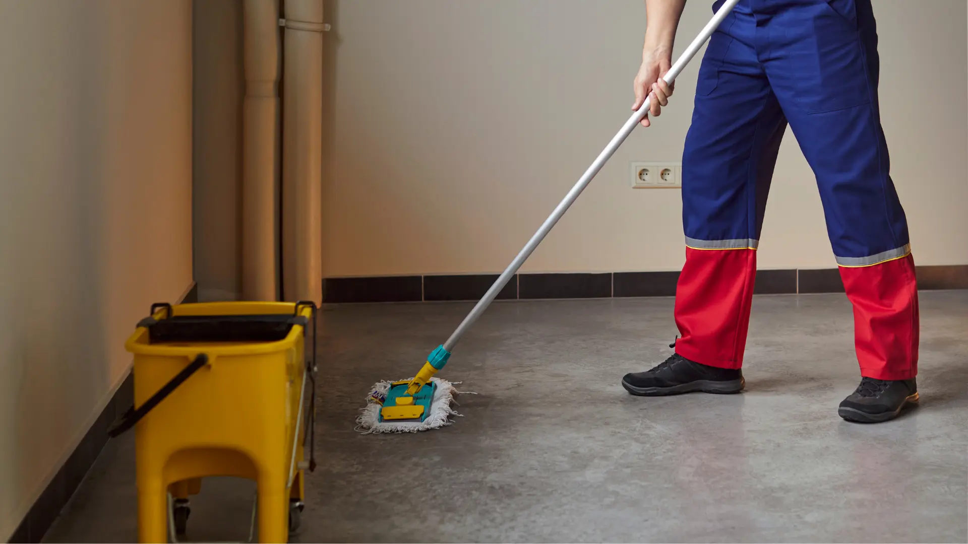 Gebäudereinigung Heilbronn – Profi bei der Bodenreinigung mit Mopp und Reinigungswagen