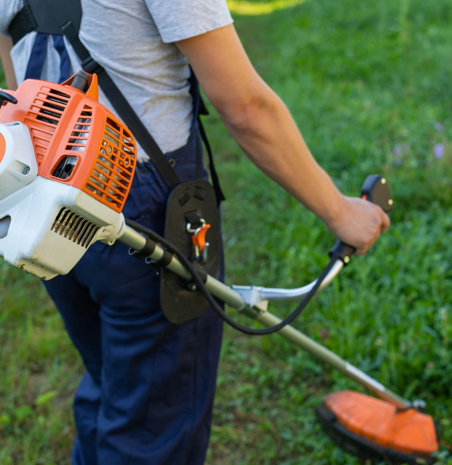 Hausmeisterservice Heilbronn – Gartenpflege und Außenanlagenpflege mit Motorsense