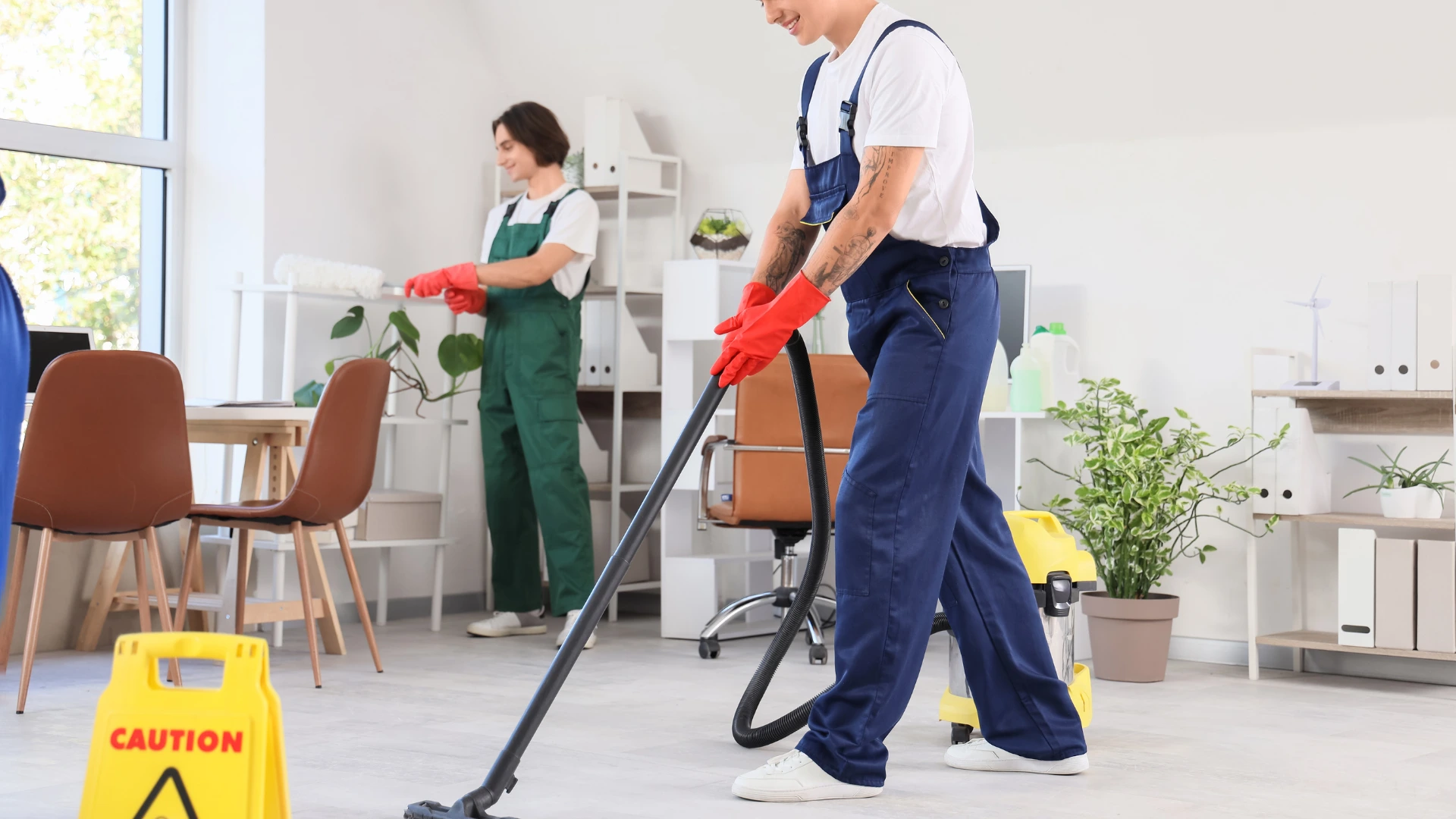 Büroreinigung Heilbronn – Reinigungsteam bei der Arbeit in modernem Büro